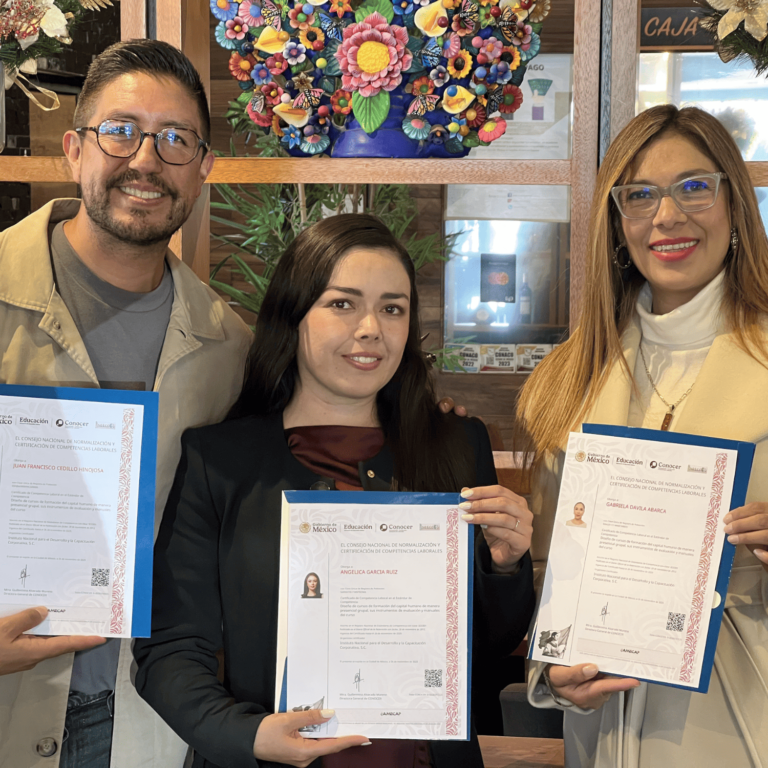 Expertos certificados con INICIA CE mostrando sus constancias SEP-CONOCER